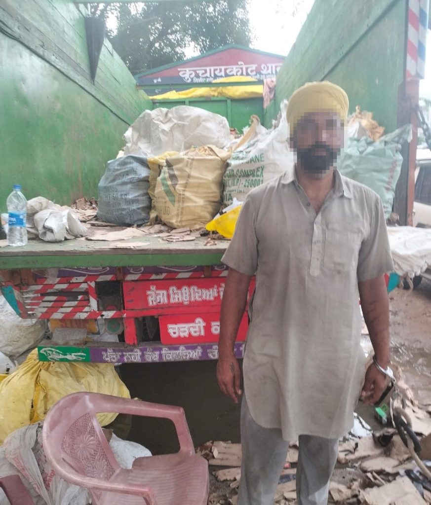 742 कार्टन अंग्रेजी शराब के साथ ट्रक जब्त ; एक कारोबारी गिरफ्तार