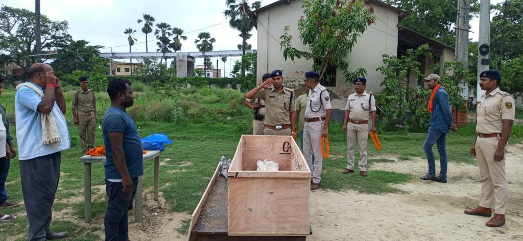 शहीद जवान को पुलिस केंद्र में सारण एसपी सहित पुलिस पदाधिकारियों ने दी श्रद्धांजलि