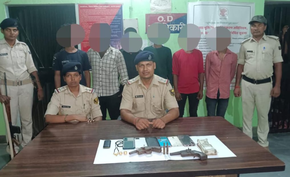 डकैती की योजना बना रहे 06 अपराधियों को पुलिस ने दो देसी कट्टा एवं जिंदा कारतूस के साथ किया गिरफ्तार