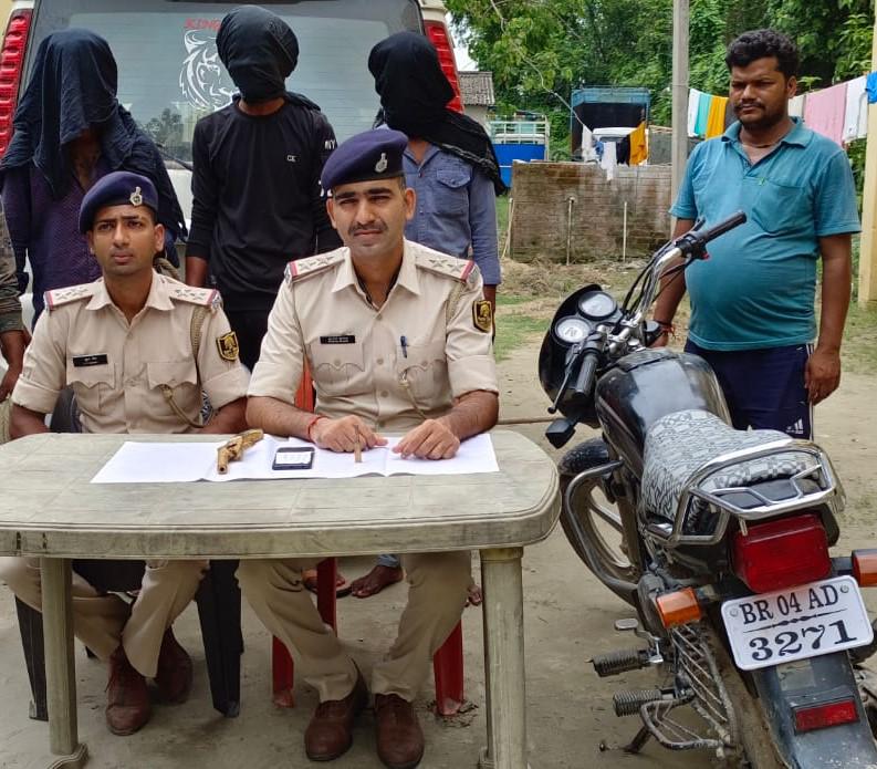 बाइक सवार तीन अपराधियों को पुलिस ने लोडेड देसी कट्टा के साथ किया गिरफ्तार