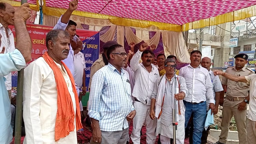 छपरा डीडीसी पर कार्रवाई को ले बिहार गृहरक्षा वाहिनी संघ के सदस्यों ने नगरपालिका चौक पर किया धरना-प्रदर्शन ; संघ ने कहा कार्रवाई तक आंदोलन रहेगा जारी