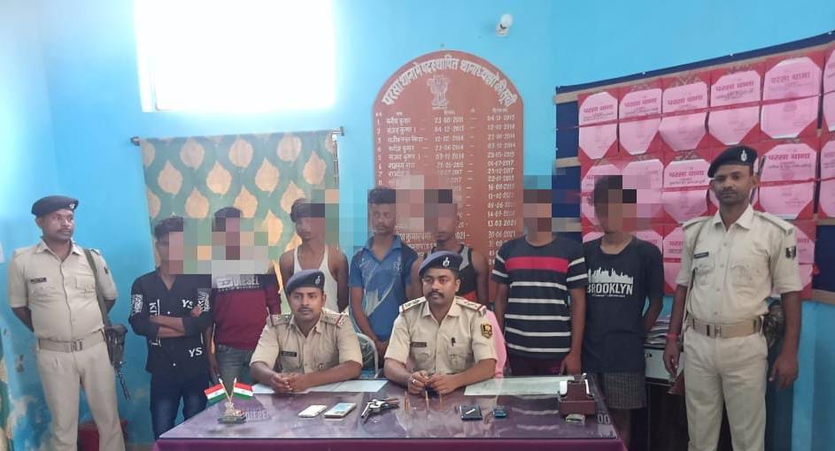 डकैती की योजना बना रहे 7 अपराधियों को पुलिस ने हथियार के साथ दबोचा