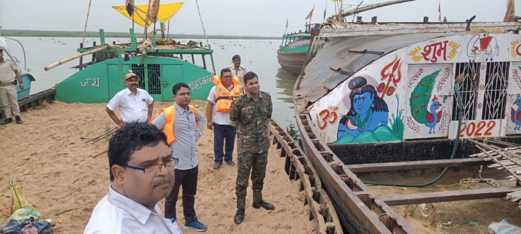 सारण में अवैध बालू के कारोबार पर जिला प्रशासन ने की बड़ी कार्रवाई ; 26 नाव 15 ट्रक एवं तीन कारोबारी गिरफ्तार