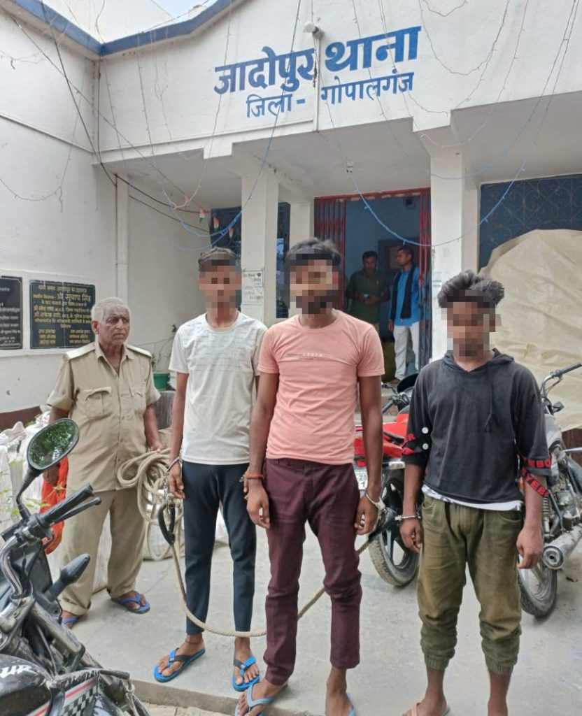 नाव से शराब की डिलीवरी देने पहुंचे तीन तस्कर एवं कारोबारी को पुलिस ने किया गिरफ्तार ; नाव एवं पिकअप वैन के साथ शराब जब्त