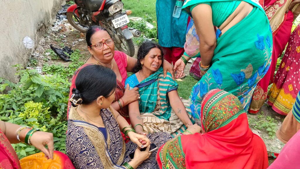 एफसीआई का अनाज उतार रहे मजदूर की दबकर मौ’त