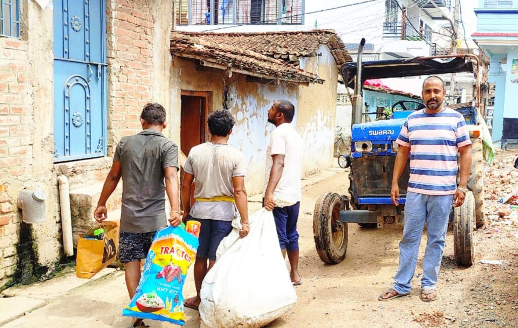 डोर टू डोर सिटी बजाकर कूड़ा उठाने की व्यवस्था ध्वस्त ; कचरा उठाव के नाम पर नगर निगम घर के टैक्स में जोड़ रहा प्रतिमाह ₹30 ; पार्षद प्रतिनिधि ने निजी खर्च से कराया डोर टू डोर कार्य