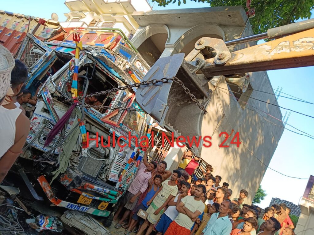 दो ट्रकों की आमने सामने की भीषण टक्कर में ट्रक के केबिन में फंसे चालक को जेसीबी से तोड़कर निकाला गया बाहर, गंभीर