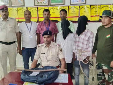 मोबाइल व बैग झपटकर ट्रेन के कूद भाग रहे दो बदमाशों के पीछे कूद गया सेना का जवान ; दोनों बदमाशों को पकड़ पिटाई के बाद पुलिस को सौंपा
