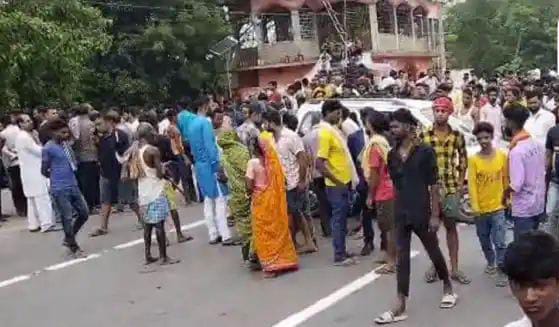 भूमि विवाद में पुलिस कर्मी की पी’ट कर ह’त्या ; सड़क जाम के बाद बवाल