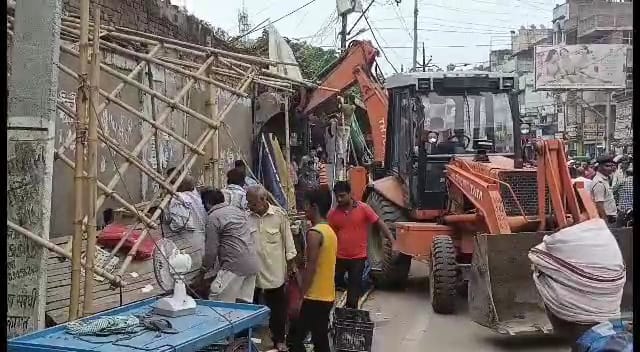 शहर में अतिक्रमणकारियों पर चला प्रशासन का बुलडोजर ; लगातार कार्रवाई के बाद भी अतिक्रमण पर नहीं लग रहा अंकुश