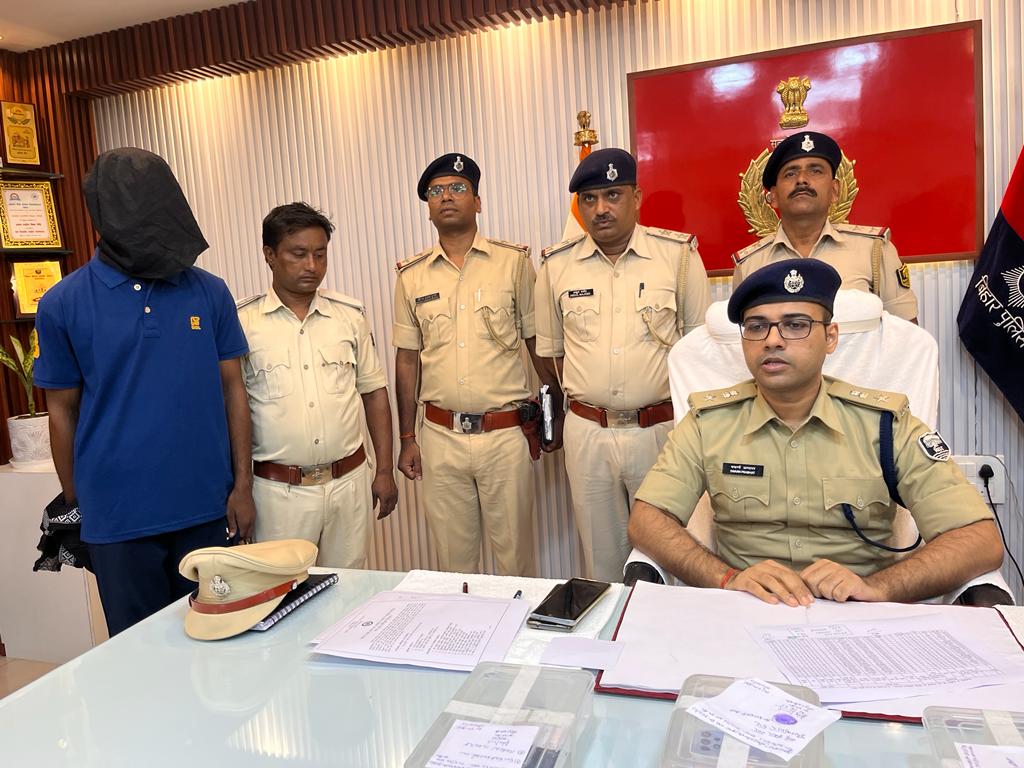 गोपालगंज में किन्नर पूजा प्रिया ह’त्याकांड का उद्भेदन कर पुलिस ने ह’त्या में प्रयुक्त चाकू के साथ मुख्य अभियुक्त को किया गिरफ्तार