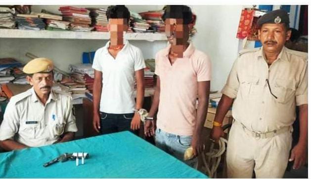 लू’ट की घटना को अंजाम देने निकले दो ब’दमाशों को पुलिस ने देसी क’ट्टा एवं जिंदा का’रतूस के साथ द’बोचा