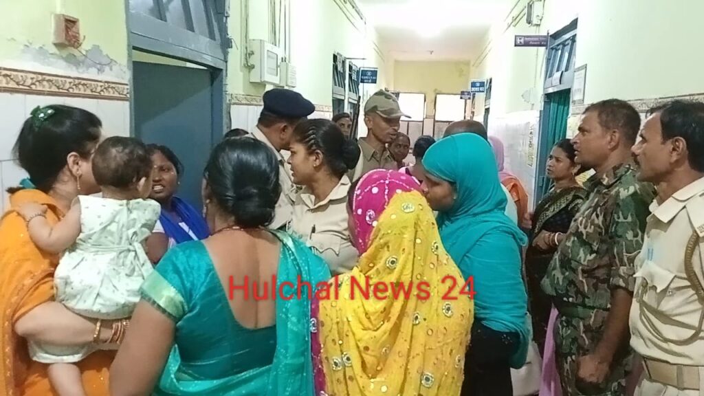 अनिश्चितकालीन ह’ड़ताल के अगले चरण में आशा कार्यकर्ताओं ने सदर अस्पताल में प्रतिरक्षण कार्य को किया बाधित ; तालाबंदी कर किया प्रदर्शन