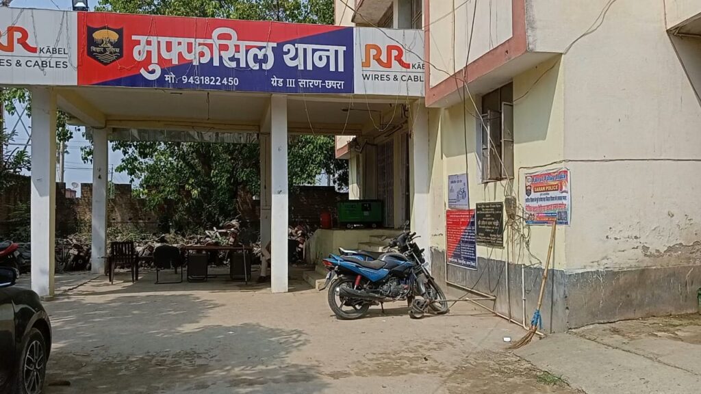 बालू लदे वाहनों से वसूली में सहायक अवर निरीक्षक समेत चार पुलिसकर्मियों पर गिरी गा’ज ; गि’रफ्तारी के बाद उसी थाने में हुए बंद