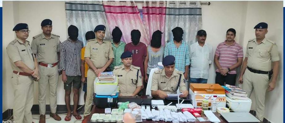 8 सा’इबर अपराधियों को पुलिस ने किया गि’रफ्तार ; 24 मोबाइल, तीन लैपटॉप, एक फिंगर प्रिंट मशीन, 713 रबड़ फिंगर, 11 एटीएम कार्ड, 62 सिम कार्ड बरामद
