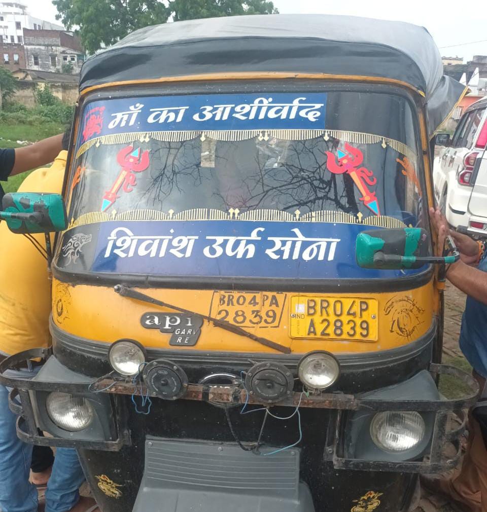 टेंपो के तहखाने से 16 कार्टन अंग्रेजी श’राब बरामद ; चालक गि’रफ्तार