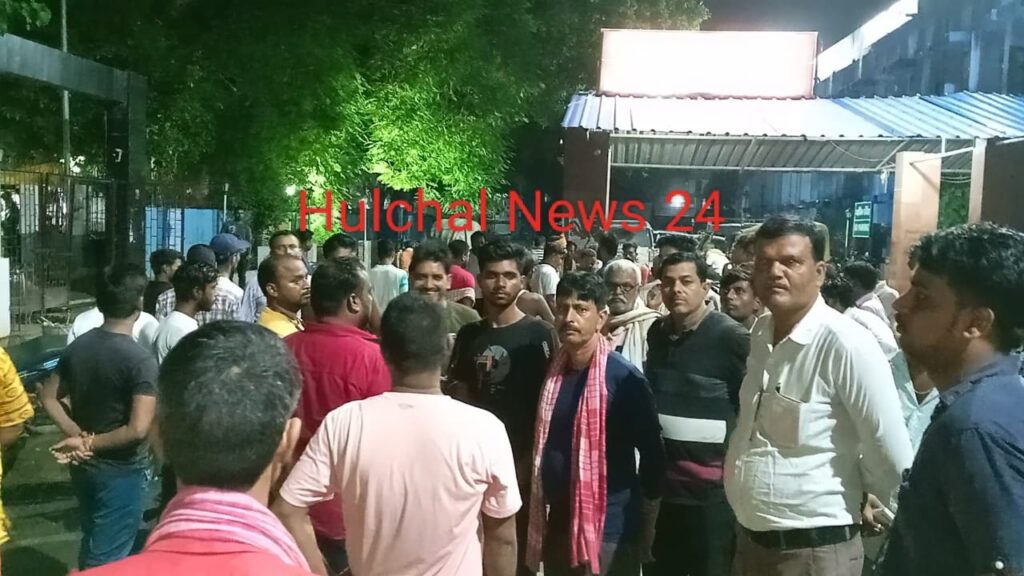 नदी में डू’ब रहे व्यक्ति को नाविको ने नदी से निकाला लेकिन तब तक हो चुकी थी काफी देर