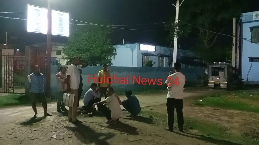 घर से बाहर खटाल में फं’दे से लटकता मिला अधेड़ का श’व ; पत्नी व छोटे बच्चों का रोकर हाल हुआ बेहाल