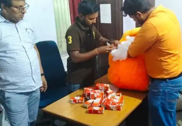 बच्चों के टेडीबियर में निकला शराब ; पढ़े किसकी हुई गिरफ्तारी