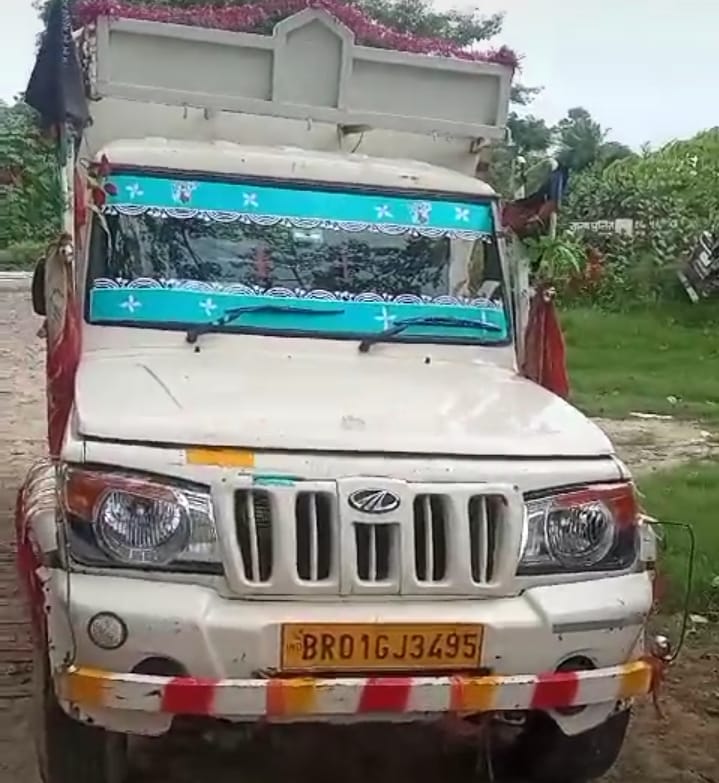 म’वेशी चो’र को पकड़ ग्रामीणों ने पिटाई के बाद पुलिस को सौंपा ; तीन मवेशी सहित पिकअप वैन जब्त