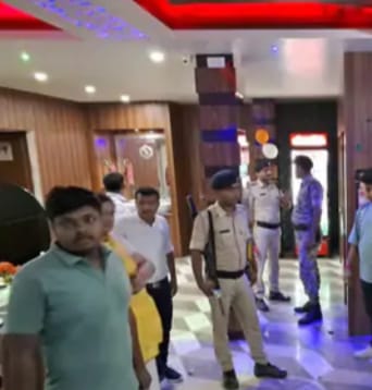रेस्टोरेंट में चल रही थी बर्थडे पार्टी : अचानक अपराधियों ने शुरू कर दी अंधाधुंध फा’यरिंग, मची भगदड़