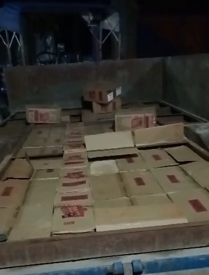 एक ट्रैक्टर अंग्रेजी श’राब के साथ गोपालगंज के तस्कर को सारण पुलिस ने किया गि’रफ्तार