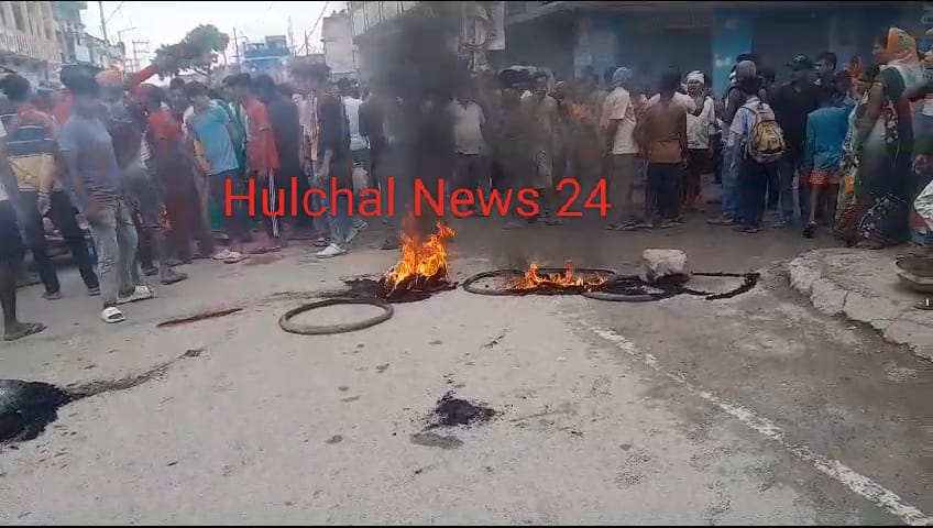 युवक की ह’त्या के बाद आक्रो’शित लोगों ने सड़क जाम कर किया प्रद’र्शन ; जांच में जुटी पुलिस