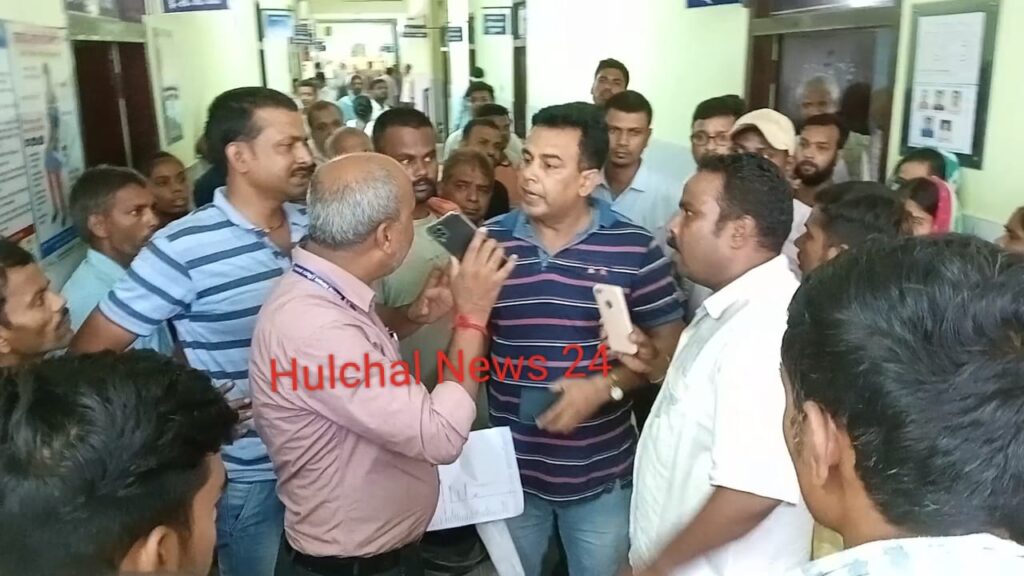 ओपीडी में चिकित्सकों की अनुपस्थिति को ले मरीज के परिजनों ने किया हंगामा ; कहा रोज का यही हाल है