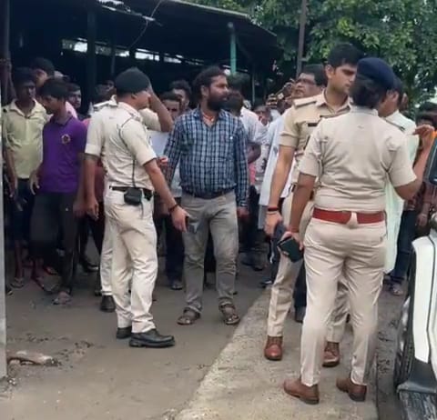 खैरा-पटेढा मुखिया के घर उत्पाद विभाग की कार्रवाई के खिलाफ आक्रोशित लोगों ने दुकानें बंद कर किया प्रदर्शन ; जांच के लिए पहुंचे सदर एसडीओ