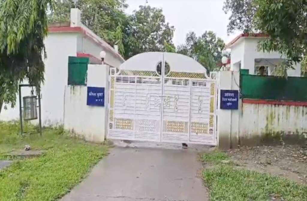 सुपौल में डीएम आवास से भयंकर चो’री : 160 राउंड गो’ली, 2 मैगजीन और 4 मोबाइल ले गये चो’र