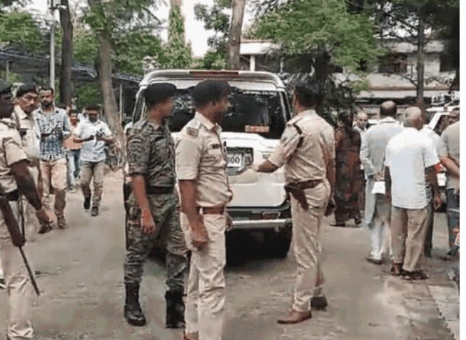 कोर्ट में पेशी के दौरान हथियारबंद अपराधियों ने दो कैदियों को मारी गोली ; मूकदर्शक बनी रही पुलिस