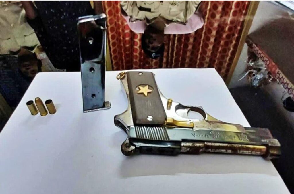 टेंपो चालक ने मांगा किराया तो तान दी पि’स्टल