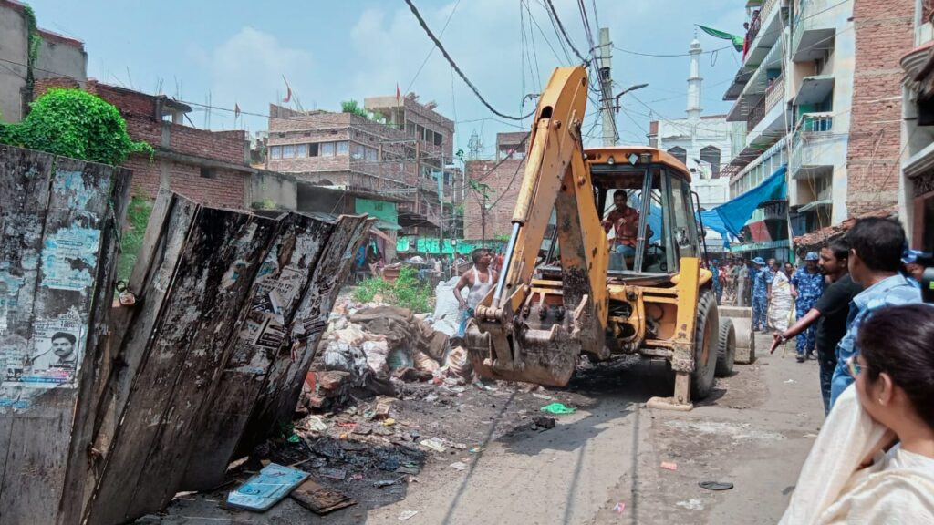 खनुआ नाला अतिक्रमण कर बनाये गये 16 दुकानों पर चला प्रशासन का बुलडोजर