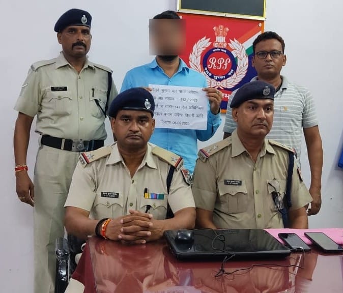 सिवान आरपीएफ टीम ने एसके टूर एंड ट्रेवल्स नामक दुकान पर छा’पेमारी कर अ’वैध ई टिकट के कारोबार का किया खु’लासा