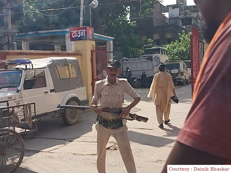बैंक गार्ड का रा’इफल छी’नकर भागने लगा युवक तो लोगों ने पकड़ा