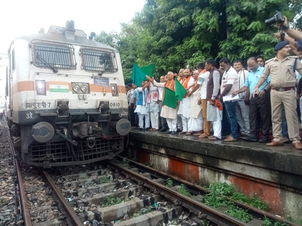 छपरा-सिवान रेलखंड के एकमा रेलवे स्टेशन पर बनमंखी-अमृतसर जनसेवा एक्सप्रेस का किया गया दो मिनट का ठहराव ; लोगों में खुशी