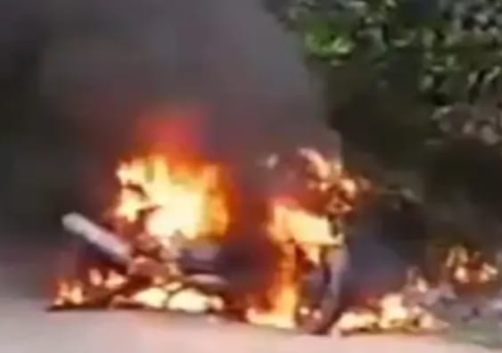 चलती बाइक में अचानक लगी आ’ग तो दोनों युवकों ने बाइक से कूद कर बचाई जा’न