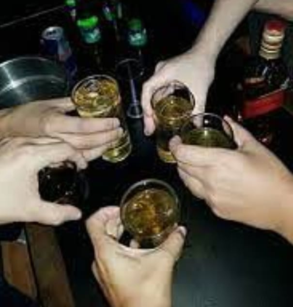 पटना सिविल सर्जन कार्यालय में चल रहा था श’राब पार्टी ; पहुंची पुलिस तो मचा ह’ड़कंप