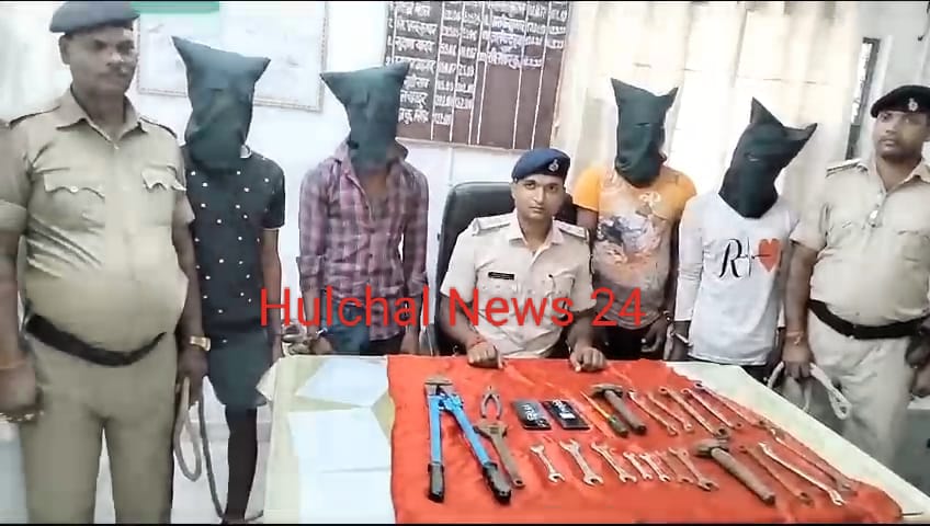 दुकान का ताला तोड़ रहे तीन चो’र सहित चार ब’दमाशों को पुलिस ने गि’रफ्तार कर भेजा जे’ल