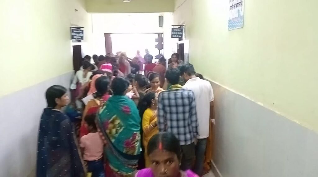 चिकित्सकों ने कार्य बहिष्कार का निर्णय लिया वापस ; काम पर लौटे चिकित्सक तो अस्पताल में उमड़ी मरीजों की भीड़