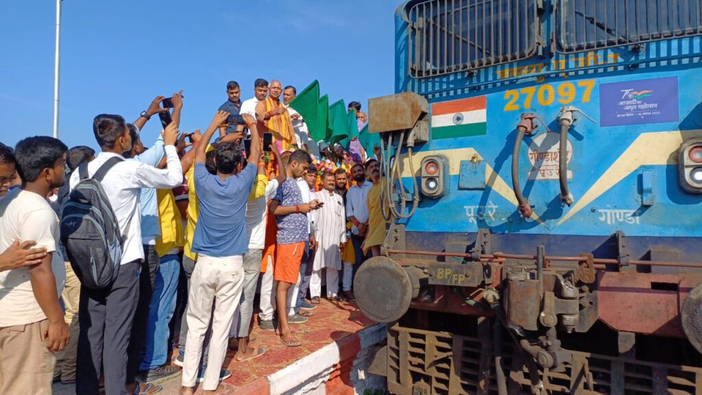 थावे-मशरक रेल खण्ड स्थित राजापट्टी रेलवे स्टेशन पर गोमतीनगर-छपरा कचहरी गोमतीनगर एक्सप्रेस का किया गया दो मिनट का प्रायोगिक ठहराव ; सांसद ने दिखाई हरी झंडी