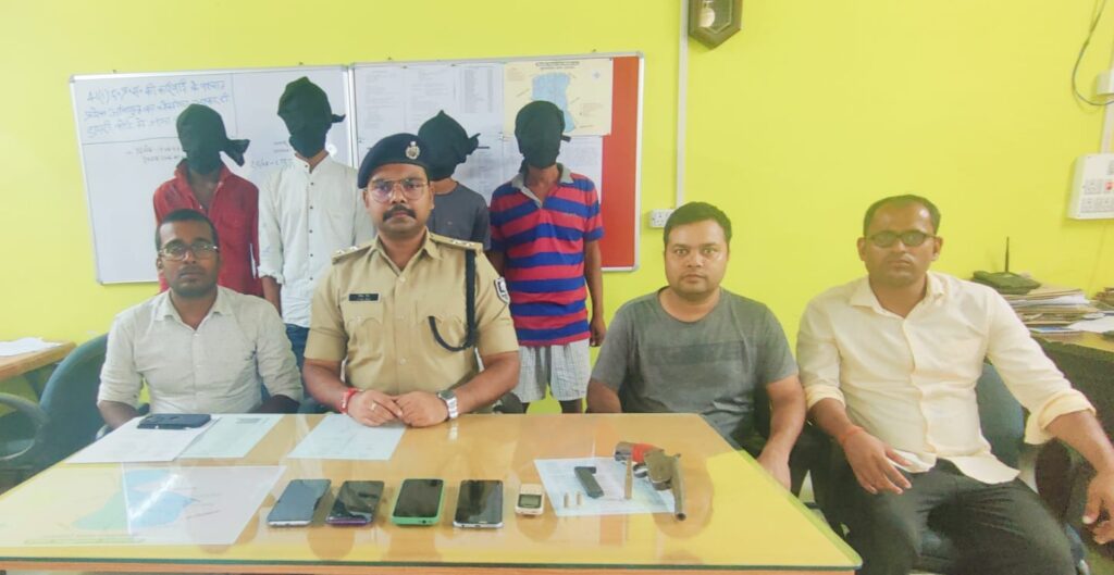 ड’कैती की योजना बना रहे 04 अ’पराधियों को पुलिस ने ह’थियार के साथ किया गि’रफ्तार ; अनेक कांडो का हुआ उद्भेदन