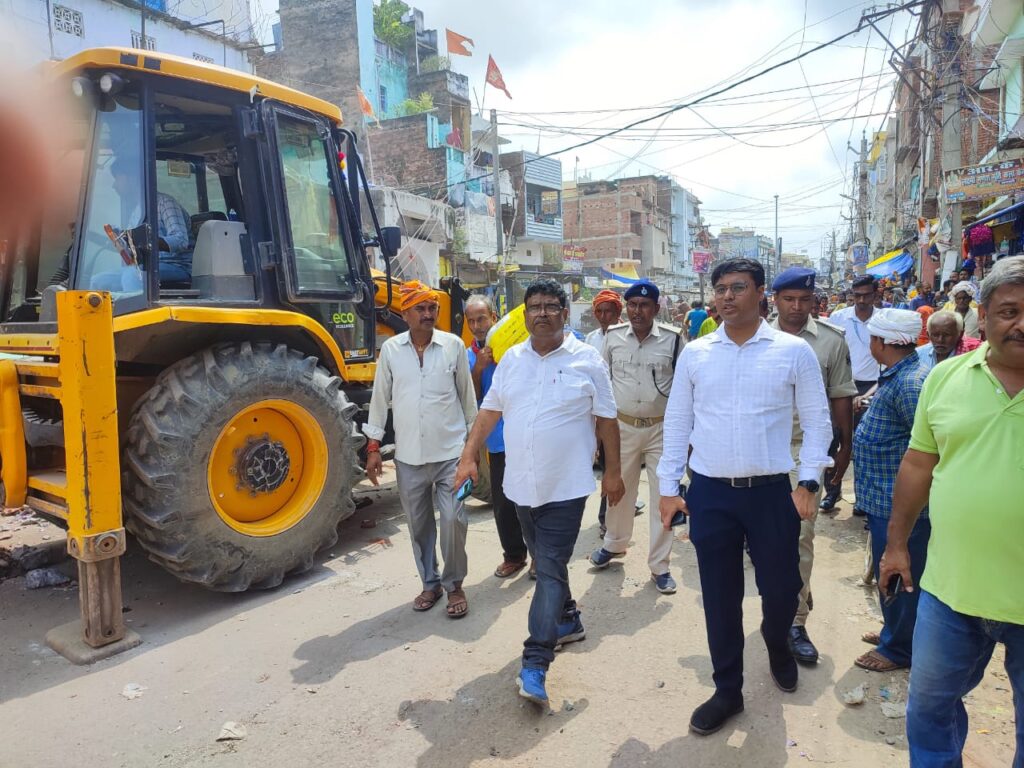 खनुआ नाला पर बने दुकानों पर जिला प्रशासन ने चलाया बुलडोजर ; लगातार चलेगा अभियान