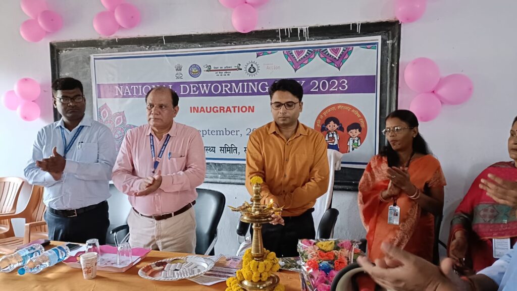 सारण डीएम ने स्कूली छात्राओं को एल्बेंडाजोल की गोली खिलाकर किया राष्ट्रीय कृमि मुक्ति दिवस का शुभारंभ