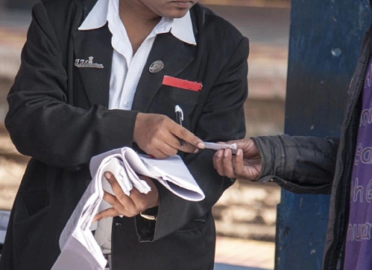 छपरा का छात्र फ’र्जी टीटीई बनकर ट्रेन में यात्रियों से कर रहा था उ’गाही ; पटना पुलिस ने किया गि’रफ्तार