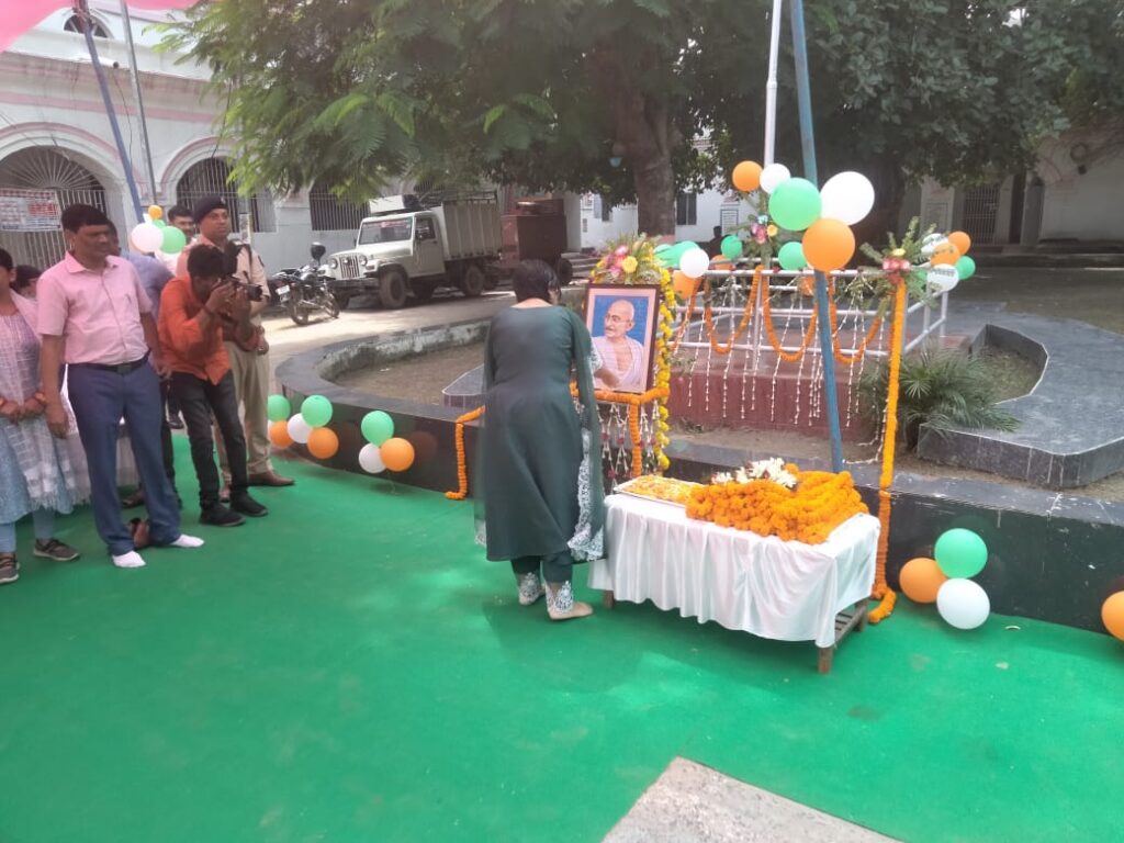 154वीं जयंती पर राष्ट्रपिता महात्मा गांधी के तैल चित्र पर समाहरणालय परिसर में किया गया माल्यार्पण ; जिले के विभिन्न क्षेत्रों में धूमधाम से मनाई गई जयंती