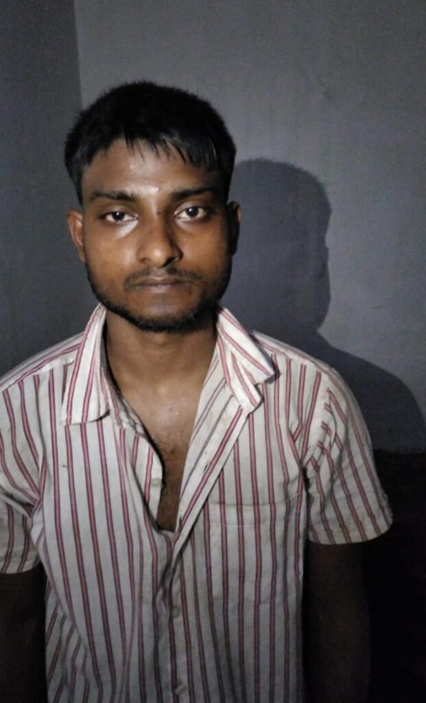 एटीएम तोड़कर चोरी करने के दौरान एक चोर को पुलिस ने रंगेहाथ दबोचा