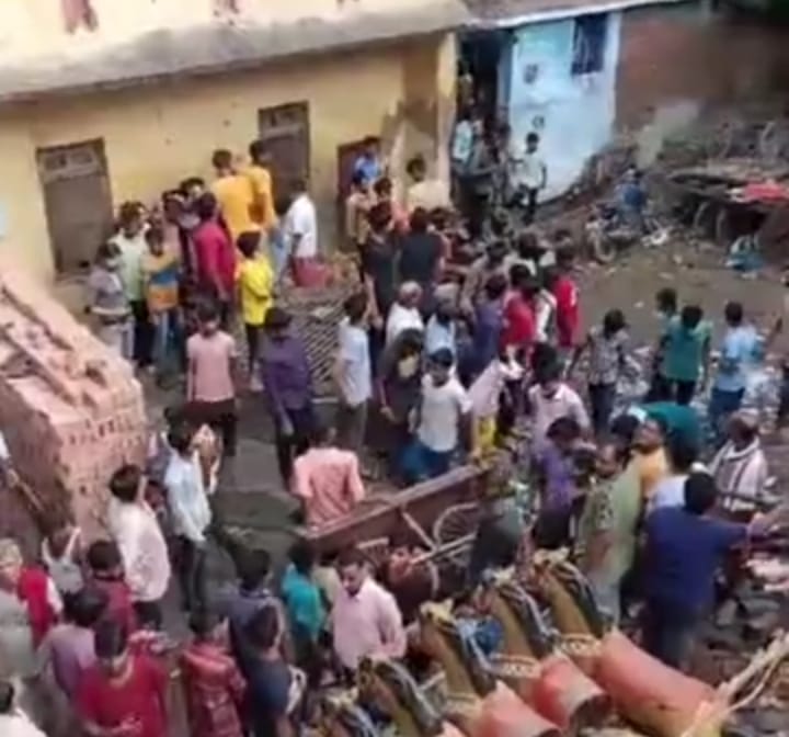 पटाखा बनाने के दौरान ब्ला’स्ट होने से हिल गया मोहल्ला ; एक महिला झुलसी, रेफर
