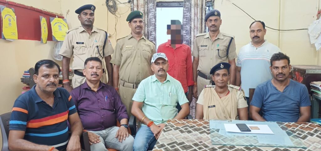 यात्री का मोबाइल चो’री कर भाग रहा चो’र छपरा जंक्शन पर रंगेहाथ गिरफ्तार ; चो’रित एक मोबाइल बरामद