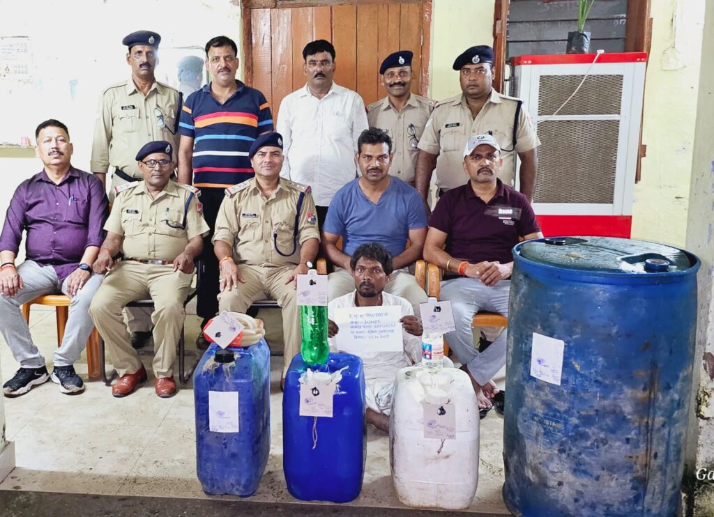 छपरा-मथुरा सुपरफास्ट एक्सप्रेस के स्पेयर रैक में लगे पावर कार से डीजल चो’री करते एक व्यक्ति गिरफ्तार